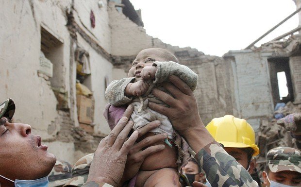 画像: ネパール地震:奇跡の救出　廃虚の中から生後４カ月の男児